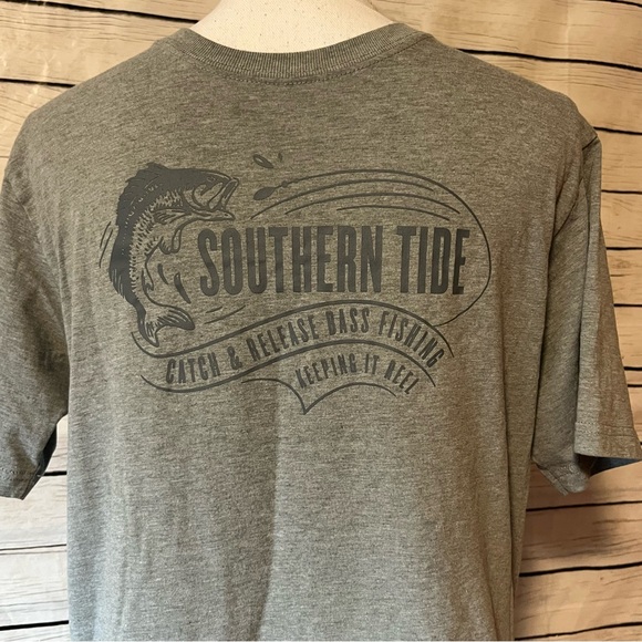 Southern Tide Catch & Release Keeping It Reel T Shirt Size Medium - Picture 2 of 3